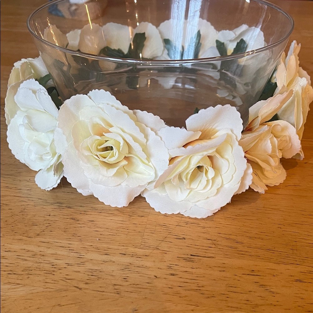 Cream Coloured Rose Floral Bowl Elasticized Garland with Dozen Roses